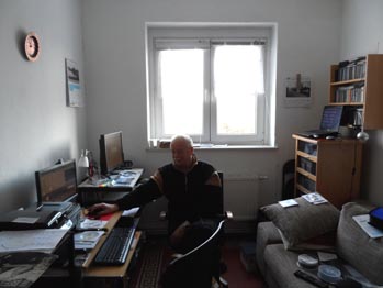 Arbeitscomputer und Laptop
